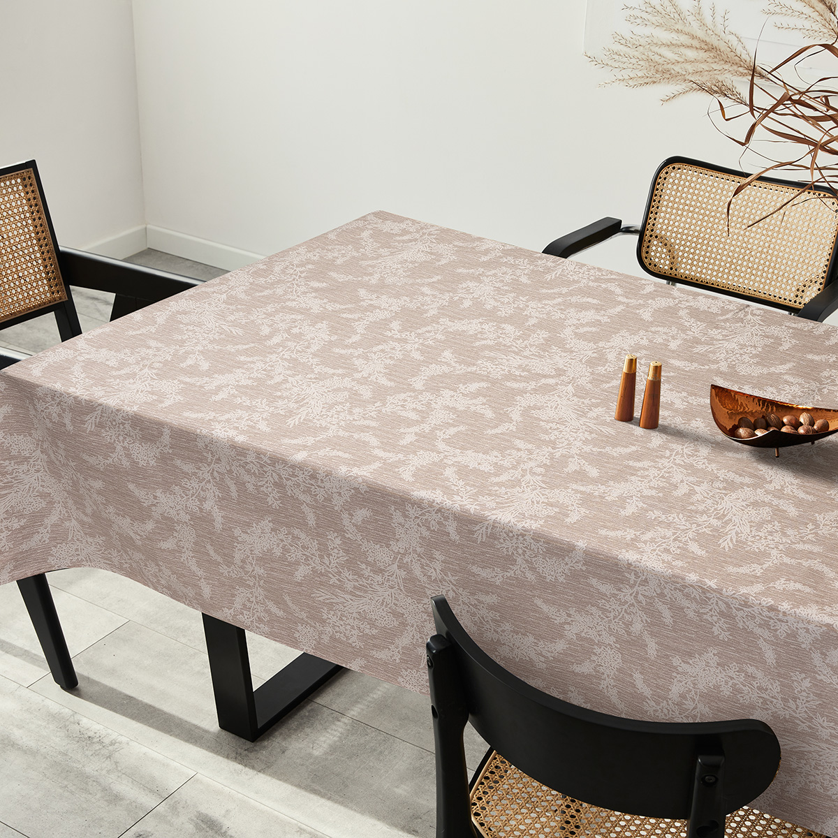 Interior,Design,Of,Stylish,Dining,Room,Interior,With,Family,Wooden
