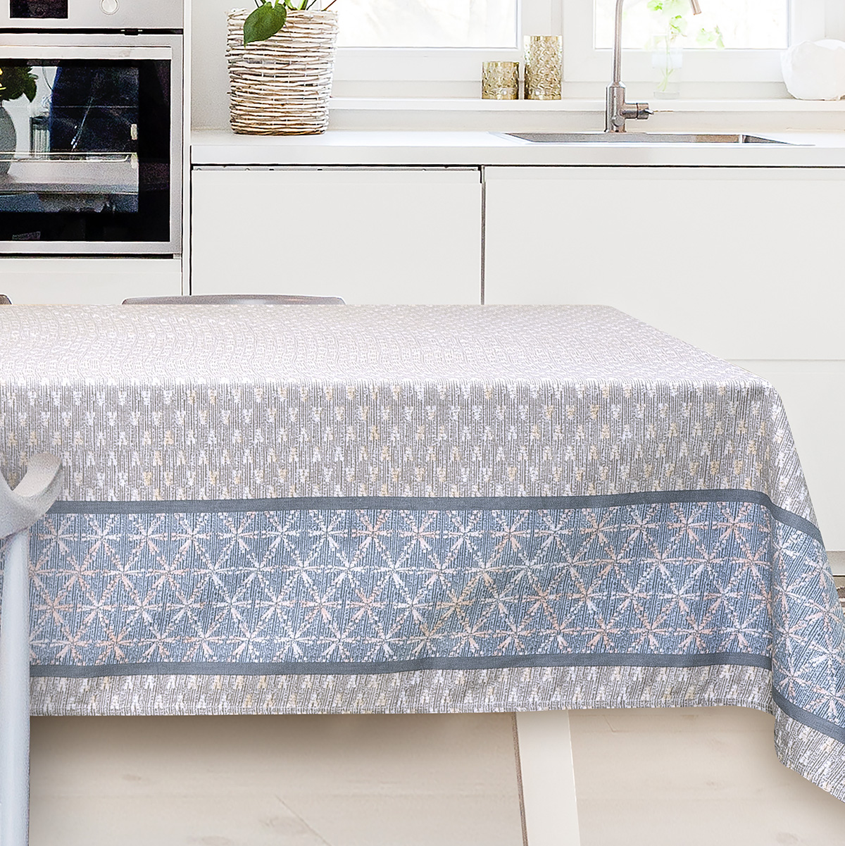 Front,View,Banner,Of,A,Kitchen,Table,In,A,Fancy